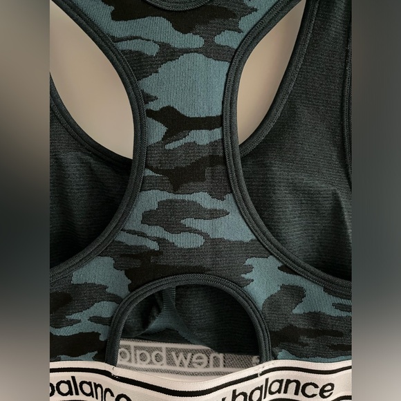 New Balance Medium Impact Secure Fit & Feel Stretch Seamless Sports Bra - Picture 4 of 9